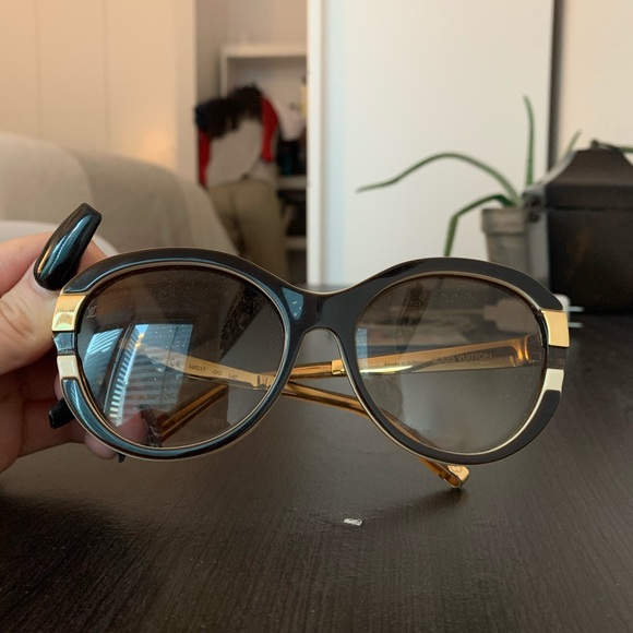 Women’s Louis Vuitton sunglasses - Picture 5 of 6